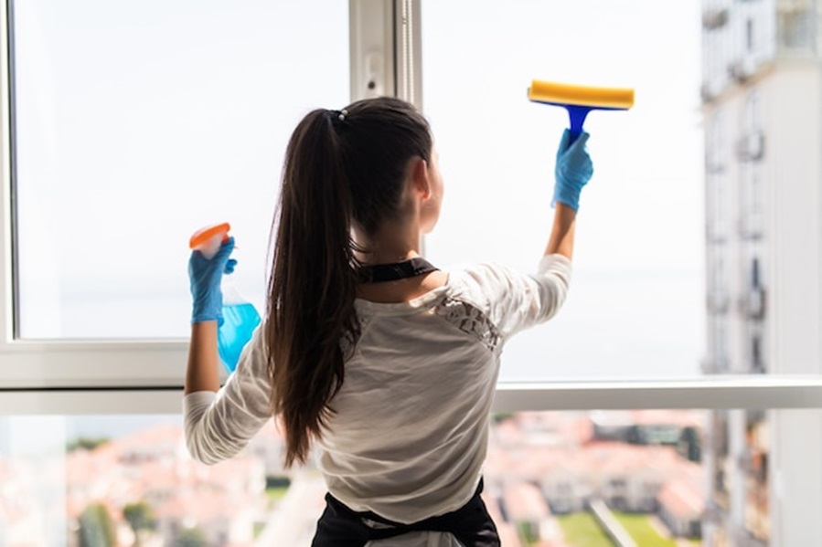 Top 4 Benefits of Hiring Professional Window Cleaners