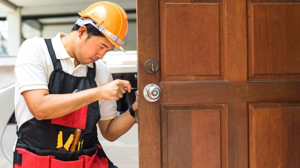 How locksmiths can rescue you from emergency lockouts?