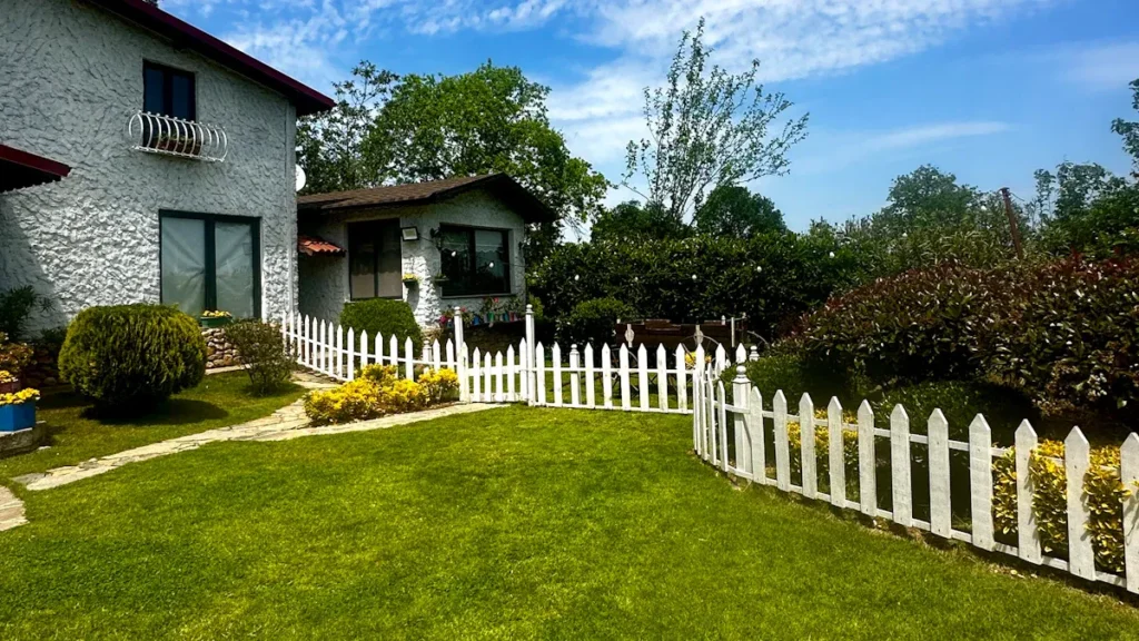 Low-Maintenance Fencing Near Me: Materials and Finishes That Save Time