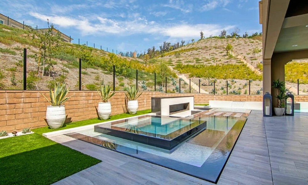 Luxury Pool Builders Creating Stunning Backyard Retreats